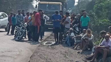 Photo of गारे-पेलमा कोल् खदान व उद्योग प्रबंधन के खिलाफ ग्रामीणों ने किया चक्काजाम…..! वाहनों की तेज़ रफ़्तार व प्रदूषण फैलाने को लेकर जताई नाराजगी….
