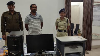 Photo of आरपीएफ ने ग्रामीण सुविधा केंद्र में मारा छापा ई टिकट बनाते एक पकड़ाया
