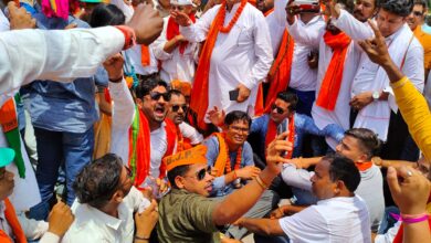 Photo of सांसद गोमती साय एवं ओपी चौधरी के नेतृत्व में हजारों भाजपा कार्यकर्ताओं ने घेरा कलेक्टर कार्यालय, दी गिरफ्तारियां….