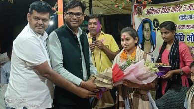 Photo of मेरिट में प्रथम आई विधि भोसले को एक लाख देने की घोषणा….