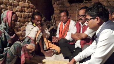 Photo of विधवा हुई महिला ने वोट डालने के बाद कराई पति के पार्थिव देह की अंत्येष्टि