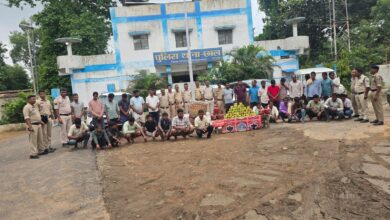 Photo of रायगढ़ – कोरबा सीमा पर जुए का साम्राज्य ध्वस्त , 90 लाख की गाड़ियां समेत नगदी जब्त