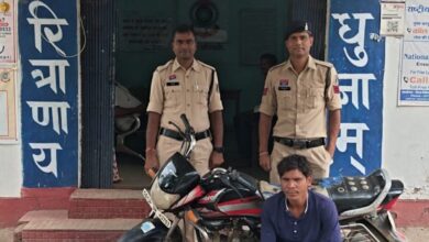 Photo of निगरानी बदमाश फिर चढ़ा घरघोड़ा पुलिस के हत्थे, 24 घंटे में चोरी की बाइक और मोबाइल बरामद